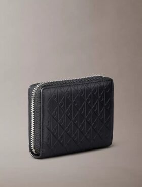 Porte-monnaie à fermeture éclair avec monogramme en relief sur toute la surface
