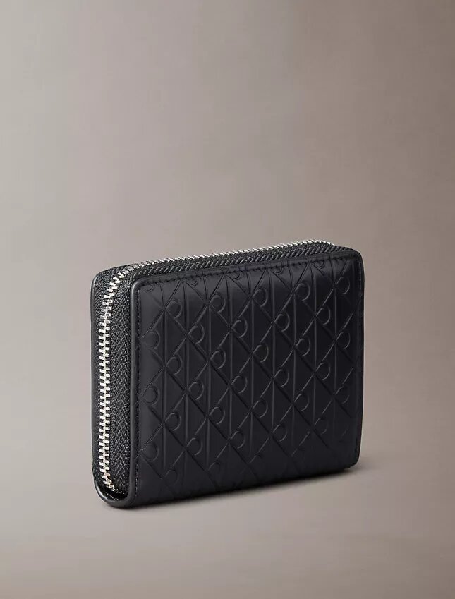 Porte-monnaie à fermeture éclair avec monogramme en relief sur toute la surface Porte-monnaie à fermeture éclair avec monogramme en relief sur toute la surface