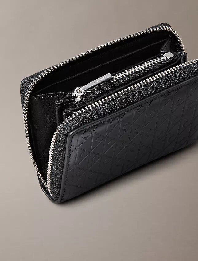 Porte-monnaie à fermeture éclair avec monogramme en relief sur toute la surface Porte-monnaie à fermeture éclair avec monogramme en relief sur toute la surface
