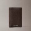 Portefeuille compact à deux volets en cuir Saffiano raffiné Portefeuille compact à deux volets en cuir Saffiano raffiné