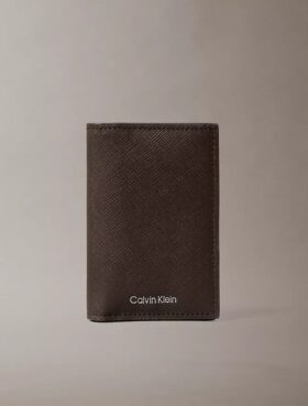 Portefeuille compact à deux volets en cuir Saffiano raffiné Portefeuille compact à deux volets en cuir Saffiano raffiné