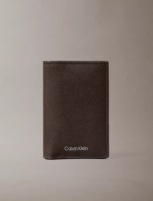 Portefeuille compact à deux volets en cuir Saffiano raffiné Portefeuille compact à deux volets en cuir Saffiano raffiné