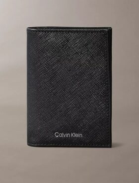 Portefeuille compact à deux volets en cuir Saffiano raffiné Portefeuille compact à deux volets en cuir Saffiano raffiné