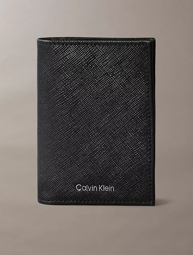 Portefeuille compact à deux volets en cuir Saffiano raffiné Portefeuille compact à deux volets en cuir Saffiano raffiné