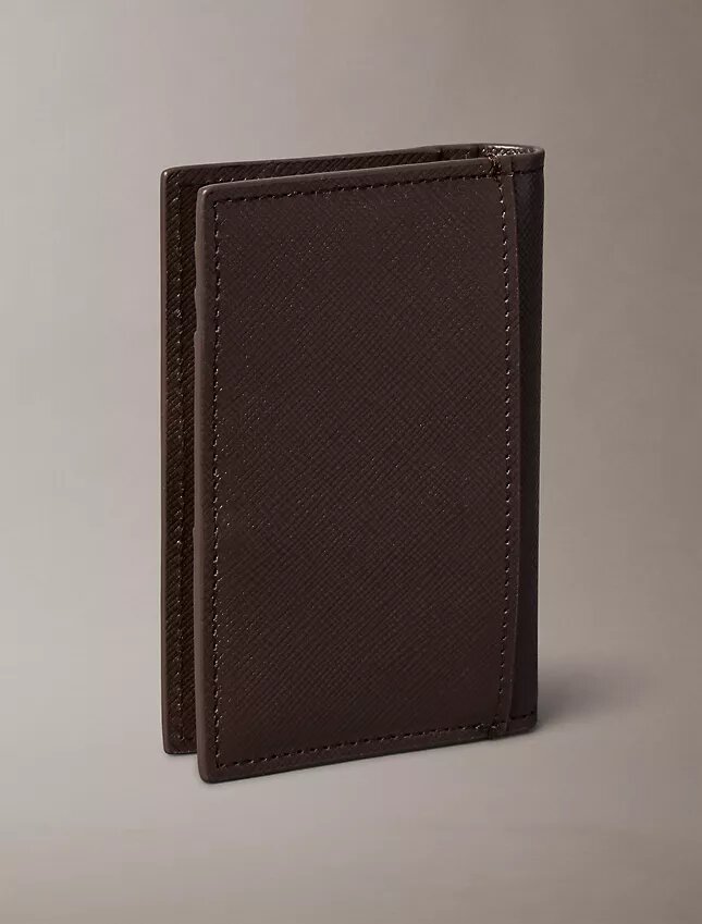 Portefeuille compact à deux volets en cuir Saffiano raffiné Portefeuille compact à deux volets en cuir Saffiano raffiné
