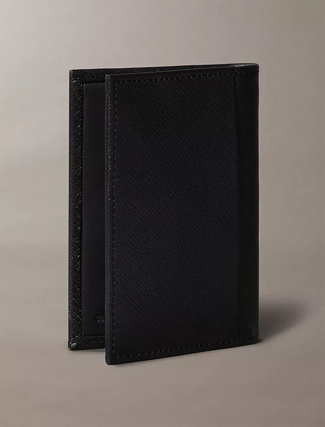 Portefeuille compact à deux volets en cuir Saffiano raffiné Portefeuille compact à deux volets en cuir Saffiano raffiné