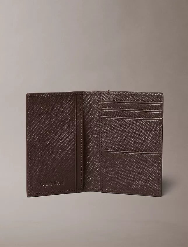 Portefeuille compact à deux volets en cuir Saffiano raffiné Portefeuille compact à deux volets en cuir Saffiano raffiné