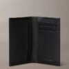 Portefeuille compact à deux volets en cuir Saffiano raffiné Portefeuille compact à deux volets en cuir Saffiano raffiné