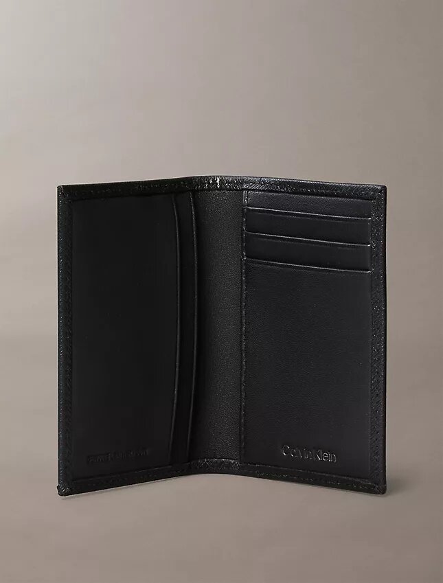 Portefeuille compact à deux volets en cuir Saffiano raffiné Portefeuille compact à deux volets en cuir Saffiano raffiné