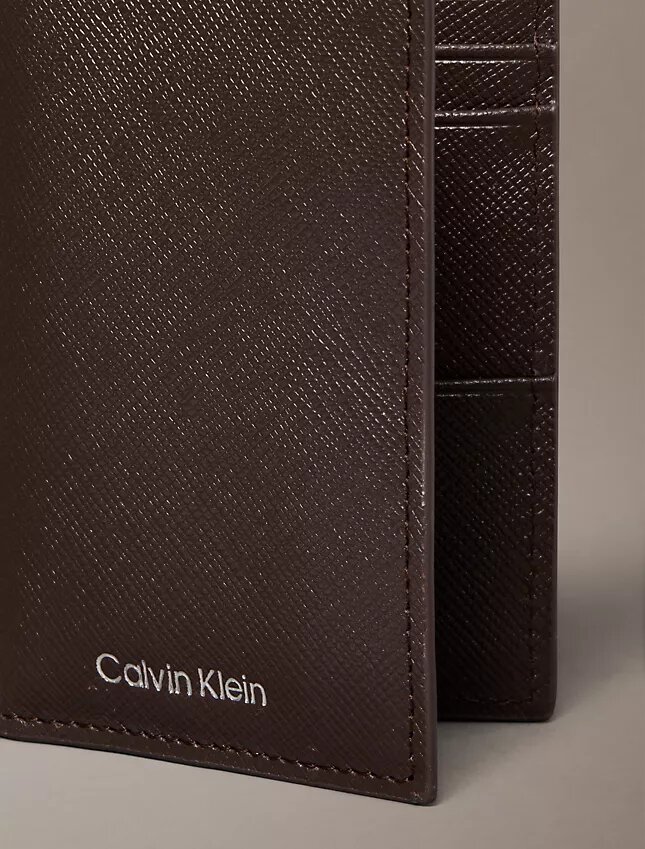Portefeuille compact à deux volets en cuir Saffiano raffiné Portefeuille compact à deux volets en cuir Saffiano raffiné