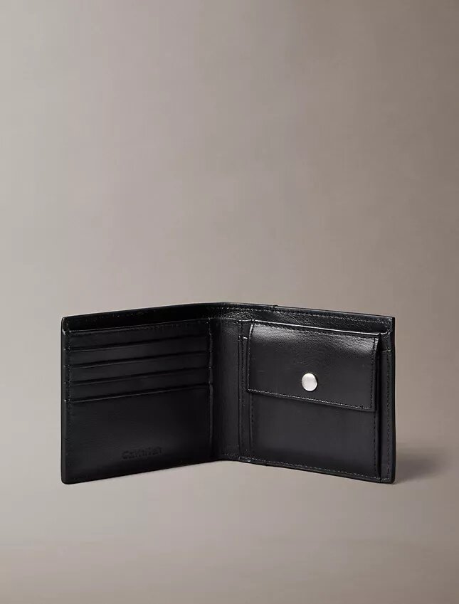 Portefeuille à deux volets avec logo emblématique sur toute la surface et pochette à monnaie Portefeuille à deux volets avec logo emblématique sur toute la surface et pochette à monnaie