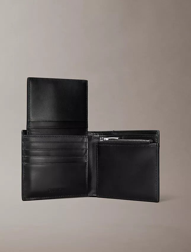 Portefeuille à deux volets avec logo en relief et porte-cartes Portefeuille à deux volets avec logo en relief et porte-cartes