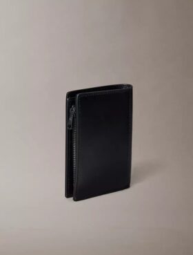 Portefeuille à deux volets avec monogramme en relief et pochette à monnaie