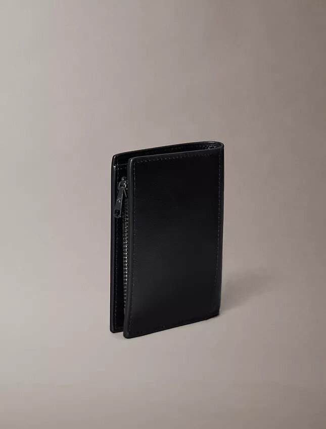 Portefeuille à deux volets avec monogramme en relief et pochette à monnaie Portefeuille à deux volets avec monogramme en relief et pochette à monnaie