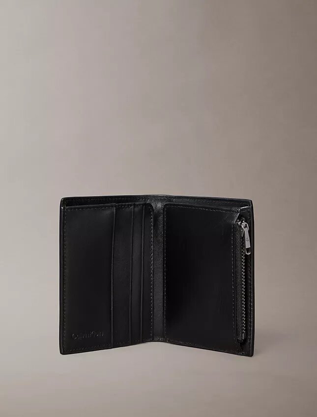 Portefeuille à deux volets avec monogramme en relief et pochette à monnaie Portefeuille à deux volets avec monogramme en relief et pochette à monnaie