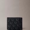 Portefeuille à deux volets avec monogramme sur toute la surface Portefeuille à deux volets avec monogramme sur toute la surface
