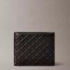 Portefeuille à deux volets avec motif monogramme en relief sur toute la surface et pochette à monnaie Portefeuille à deux volets avec motif monogramme en relief sur toute la surface et pochette à monnaie