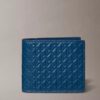 Portefeuille à deux volets avec motif monogramme en relief sur toute la surface et pochette à monnaie Portefeuille à deux volets avec motif monogramme en relief sur toute la surface et pochette à monnaie