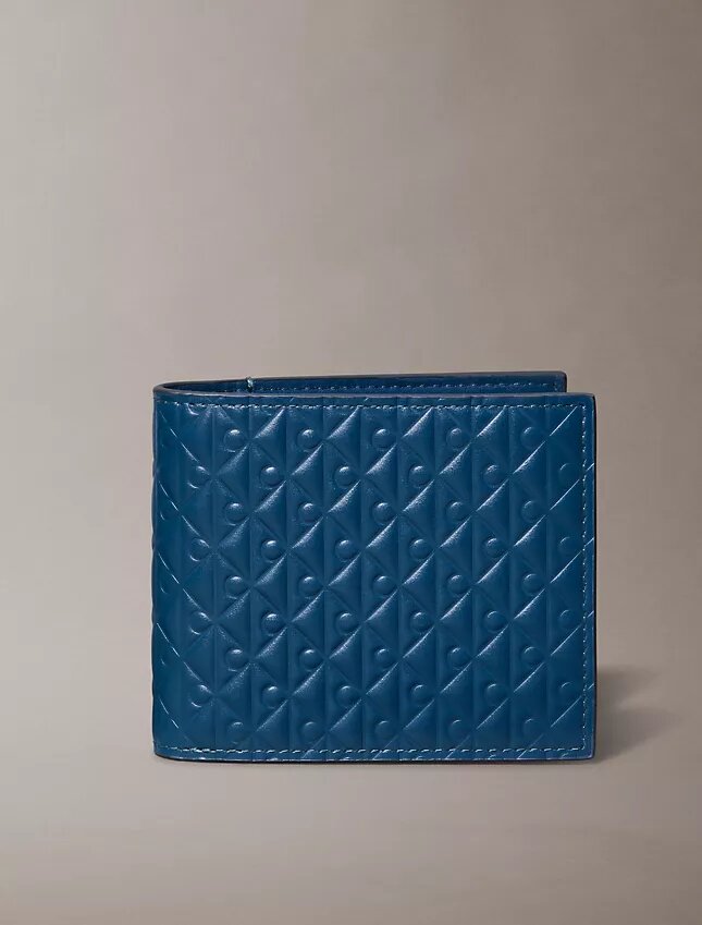 Portefeuille à deux volets avec motif monogramme en relief sur toute la surface et pochette à monnaie Portefeuille à deux volets avec motif monogramme en relief sur toute la surface et pochette à monnaie