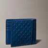 Portefeuille à deux volets avec motif monogramme en relief sur toute la surface et pochette à monnaie Portefeuille à deux volets avec motif monogramme en relief sur toute la surface et pochette à monnaie