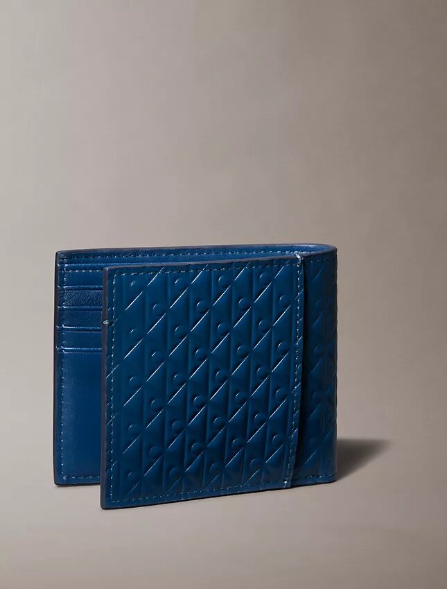 Portefeuille à deux volets avec motif monogramme en relief sur toute la surface et pochette à monnaie Portefeuille à deux volets avec motif monogramme en relief sur toute la surface et pochette à monnaie