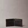 Portefeuille à deux volets avec motif monogramme en relief sur toute la surface et pochette à monnaie Portefeuille à deux volets avec motif monogramme en relief sur toute la surface et pochette à monnaie