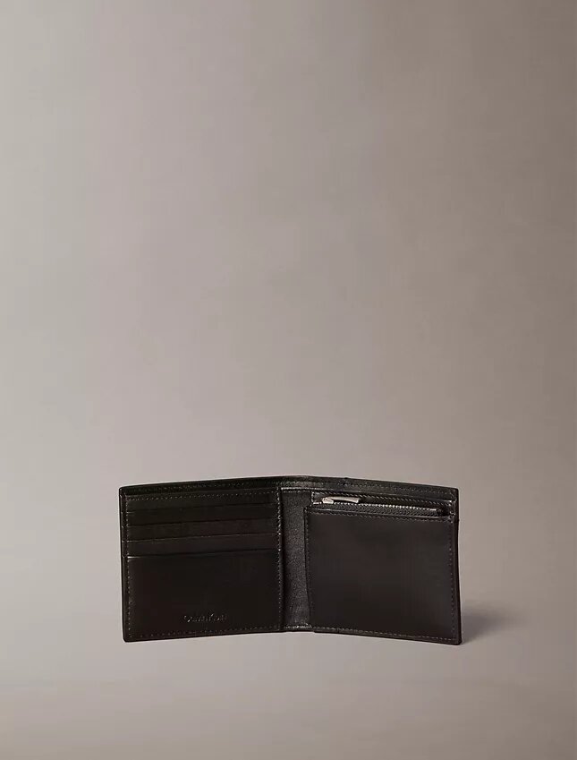 Portefeuille à deux volets avec motif monogramme en relief sur toute la surface et pochette à monnaie Portefeuille à deux volets avec motif monogramme en relief sur toute la surface et pochette à monnaie