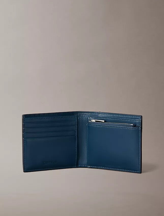 Portefeuille à deux volets avec motif monogramme en relief sur toute la surface et pochette à monnaie Portefeuille à deux volets avec motif monogramme en relief sur toute la surface et pochette à monnaie