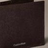 Portefeuille à deux volets en cuir Saffiano raffiné Portefeuille à deux volets en cuir Saffiano raffiné