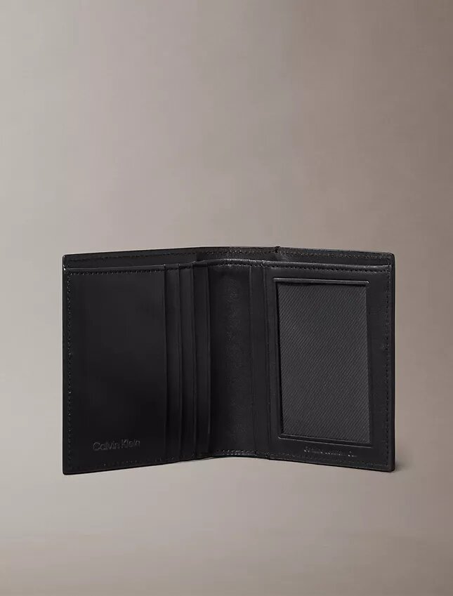 Portefeuille à deux volets fin avec logo en plaque Portefeuille à deux volets fin avec logo en plaque