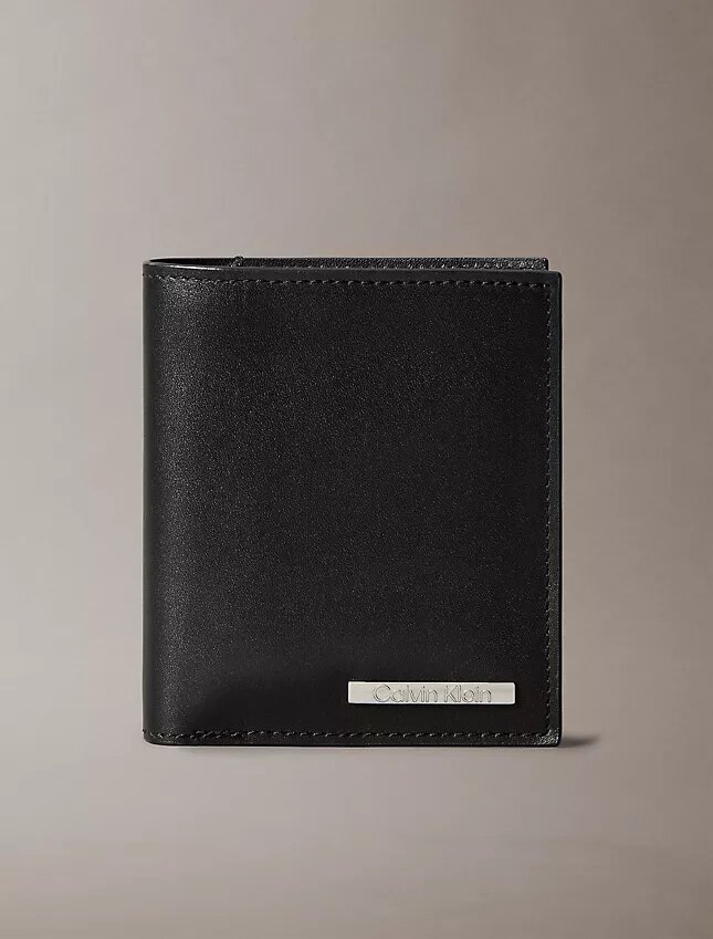 Portefeuille à deux volets fin avec plaque logo en cuir Portefeuille à deux volets fin avec plaque logo en cuir