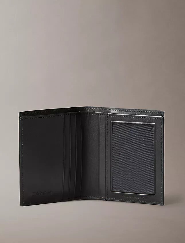 Portefeuille à deux volets fin avec plaque logo en cuir Portefeuille à deux volets fin avec plaque logo en cuir