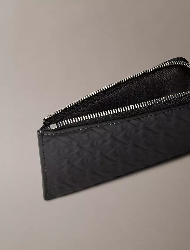 Portefeuille à fermeture éclair avec monogramme gaufré sur toute la surface Portefeuille à fermeture éclair avec monogramme gaufré sur toute la surface