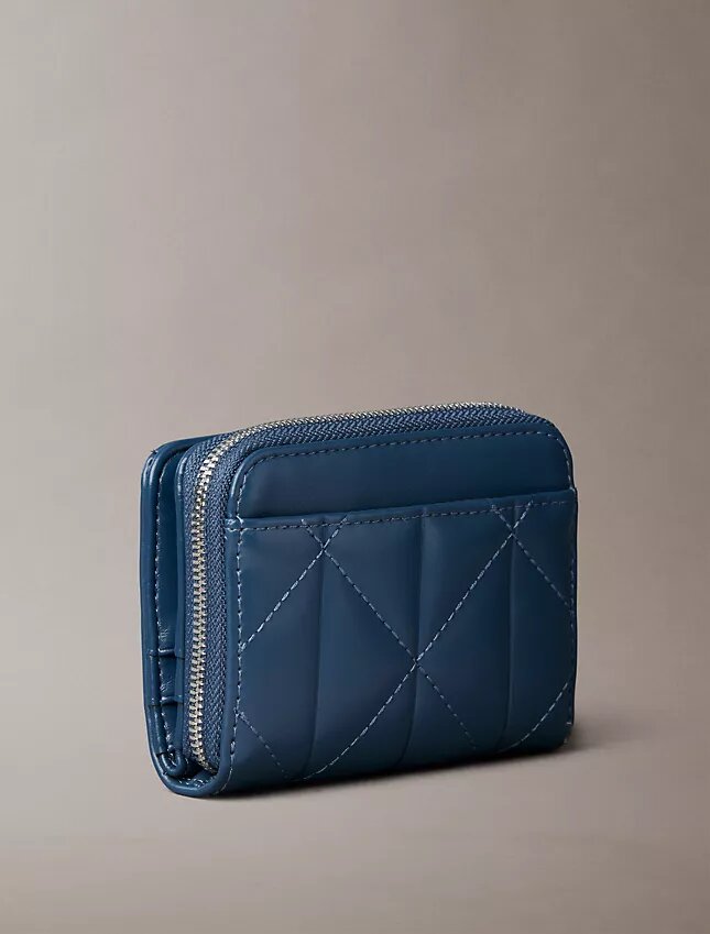 Portefeuille à rabat zippé avec logo matelassé Portefeuille à rabat zippé avec logo matelassé