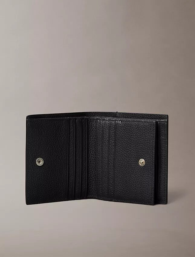 Portefeuille triple pli fin avec logo estampé à chaud + étui à cartes Portefeuille triple pli fin avec logo estampé à chaud + étui à cartes