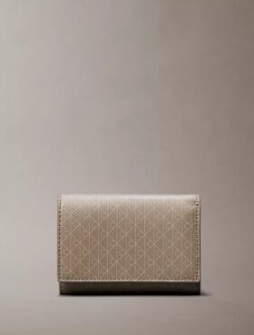 Portefeuille à trois volets avec logo emblématique sur toute la surface