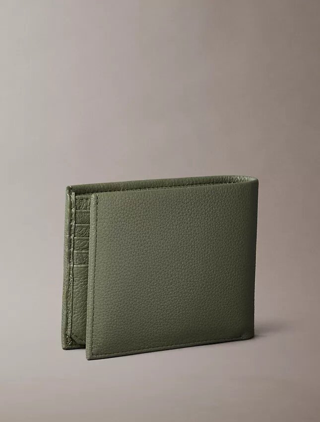 Portefeuille à trois volets en cuir grainé avec poche à monnaie Portefeuille à trois volets en cuir grainé avec poche à monnaie
