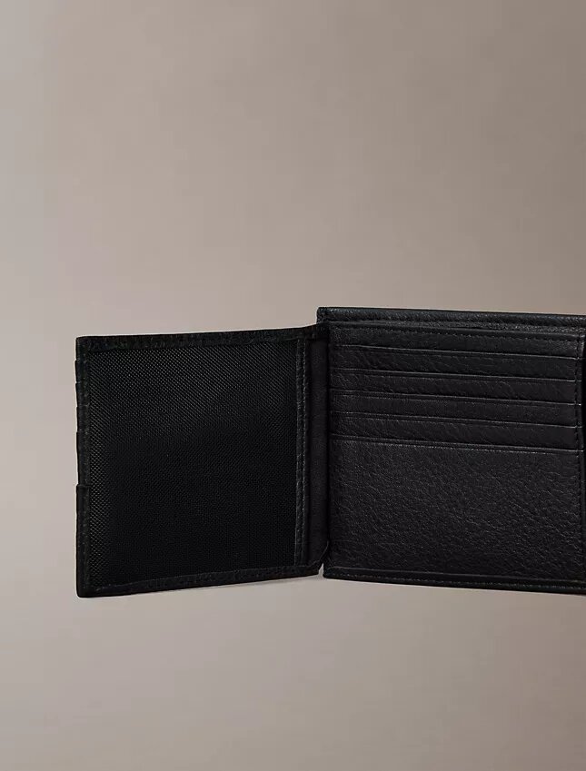 Portefeuille à trois volets en cuir grainé avec poche à monnaie Portefeuille à trois volets en cuir grainé avec poche à monnaie