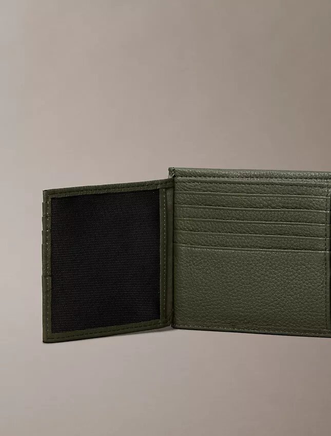 Portefeuille à trois volets en cuir grainé avec poche à monnaie Portefeuille à trois volets en cuir grainé avec poche à monnaie