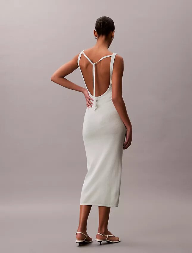 Robe mi-longue en lin mélangé à encolure dégagée Robe mi-longue en lin mélangé à encolure dégagée