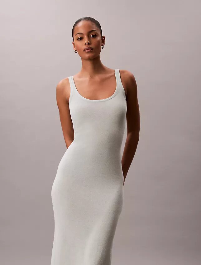 Robe mi-longue en lin mélangé à encolure dégagée Robe mi-longue en lin mélangé à encolure dégagée