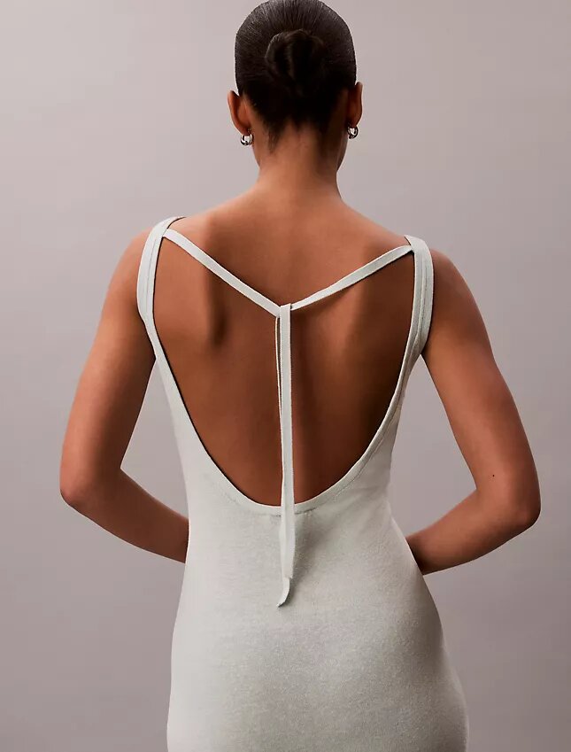 Robe mi-longue en lin mélangé à encolure dégagée Robe mi-longue en lin mélangé à encolure dégagée