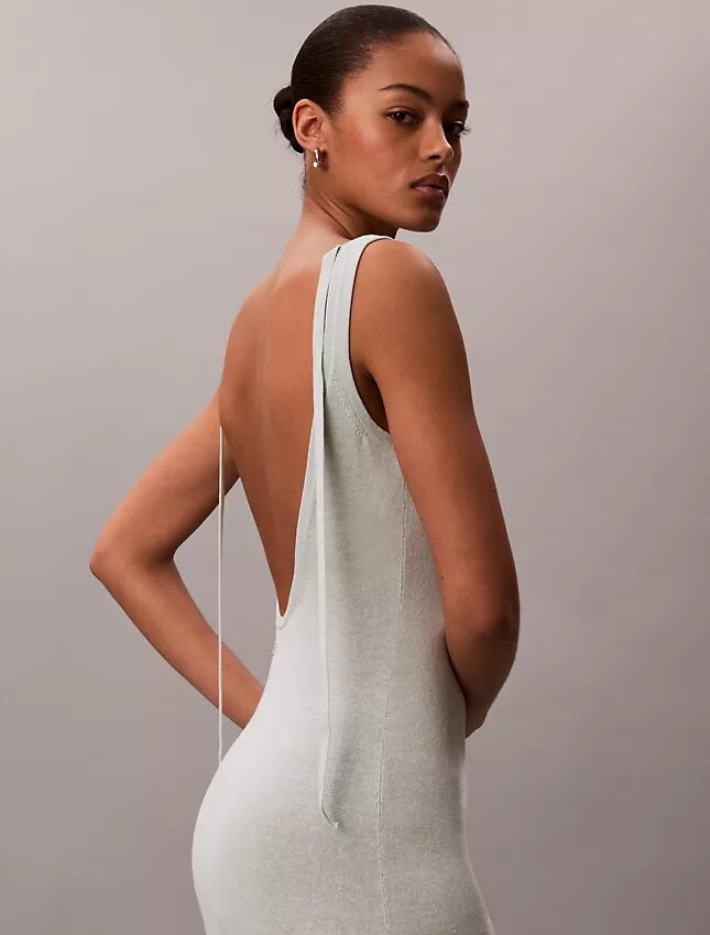 Robe mi-longue en lin mélangé à encolure dégagée Robe mi-longue en lin mélangé à encolure dégagée
