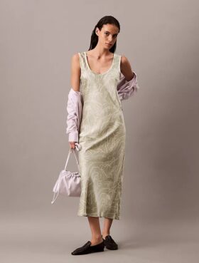 Robe mi-longue à imprimé satin froissé