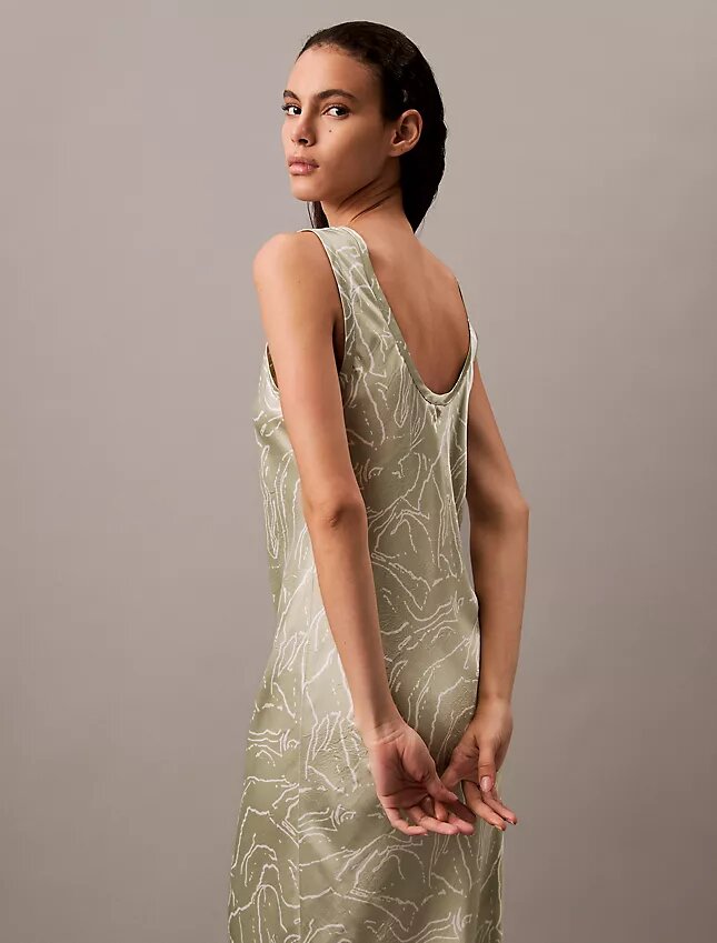 Robe mi-longue à imprimé satin froissé Robe mi-longue à imprimé satin froissé