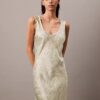 Robe mi-longue à imprimé satin froissé Robe mi-longue à imprimé satin froissé