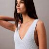 Robe mi-longue sans manches en bouclé côtelé Robe mi-longue sans manches en bouclé côtelé