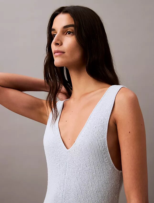 Robe mi-longue sans manches en bouclé côtelé Robe mi-longue sans manches en bouclé côtelé