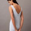 Robe mi-longue sans manches en bouclé côtelé Robe mi-longue sans manches en bouclé côtelé