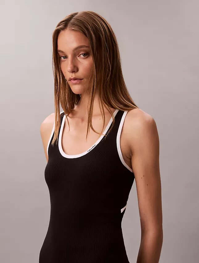 Robe sans manches à bordures colorées Robe sans manches à bordures colorées